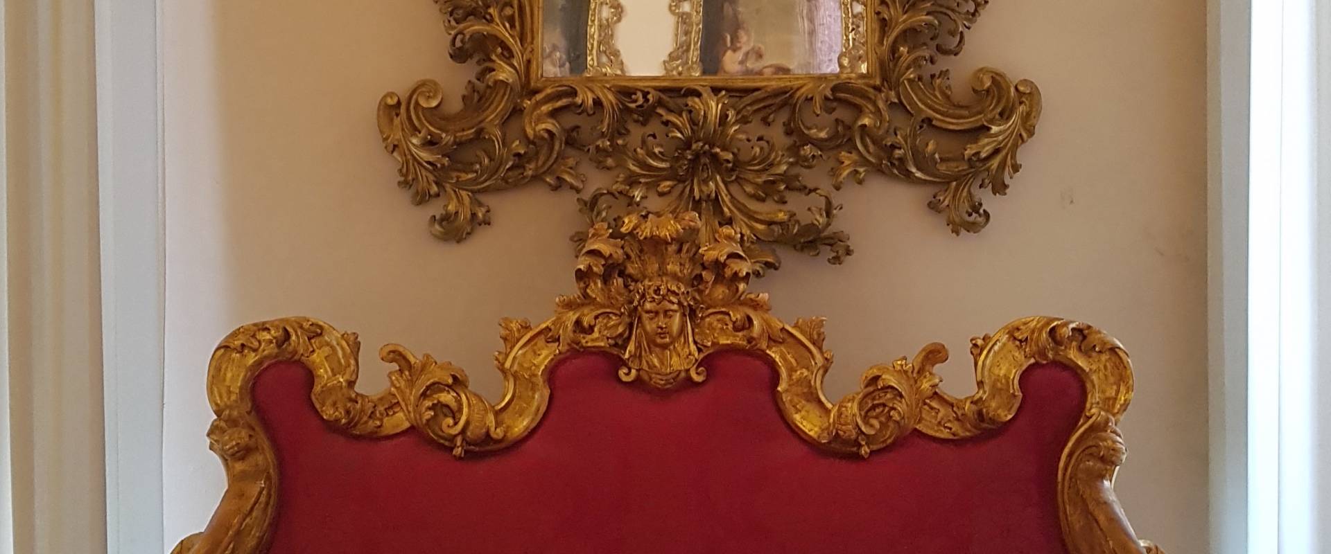 Palazzo Pepoli Campogrande - Sala Felsina specchio e divano foto di Opi1010
